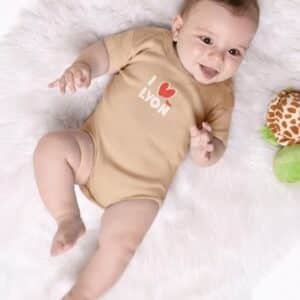 Body Bébé – I Love Lyon — motif Texte blanc et rouge — Noisette (face-2)
