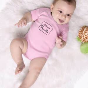Body Bébé – Chenuse Fenotte — motif Texte noir — Rose (face-2)