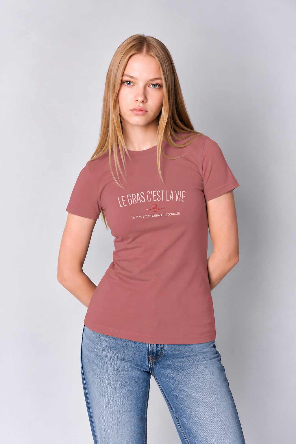T-Shirt Femme – Le Gras C Est La Vie — motif Blanc - rouge — Ancient Pink (pose-mvgoebtf-m79nhv)