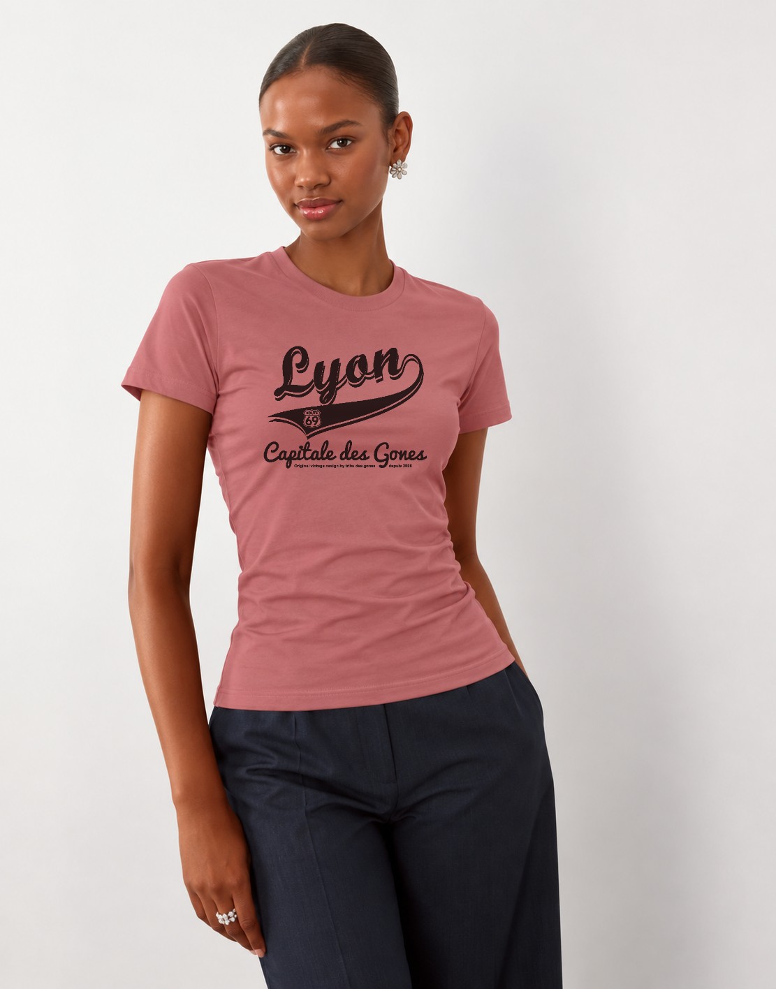 T-Shirt Femme – Lyon — motif Noir — Ancient Pink (pose-mvgoz310-t7qmpo)