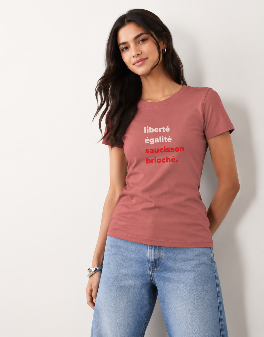 T-Shirt Femme – Liberté Égalité Saucisson Brioché — motif Blanc - rouge — Ancient Pink (pose-mvgpdni4-10ojvn)