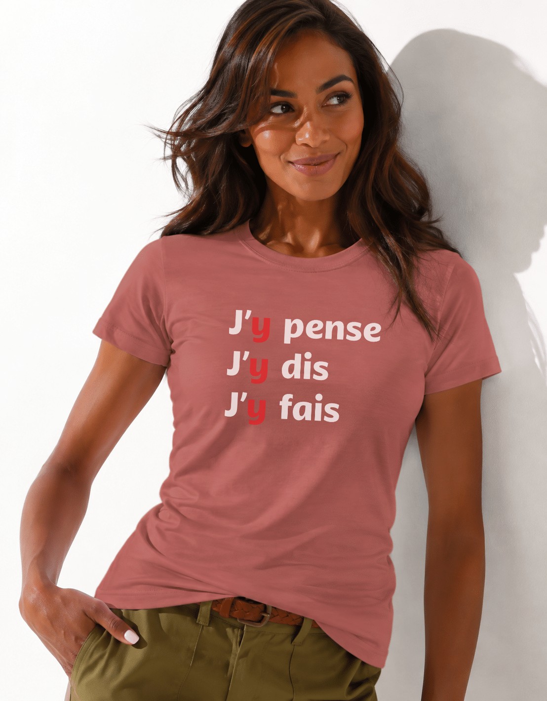 T-Shirt Femme – J'y pense — motif blanc — Ancient Pink (pose-studio)