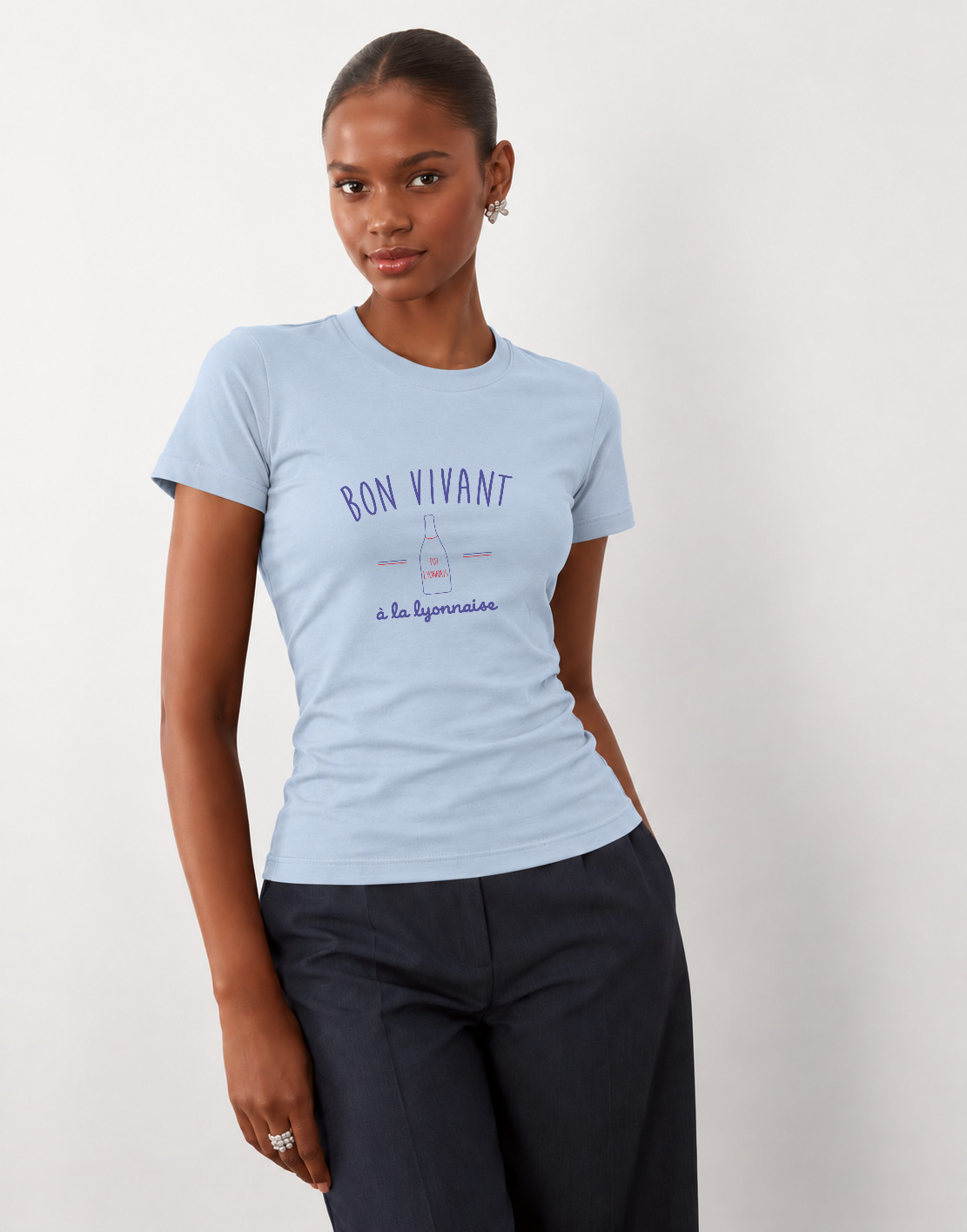 T-Shirt Femme – Bon Vivant À La Lyonnaise — motif Bleu - rouge — Bleu Ciel (pose-mvgoz310-t7qmpo)
