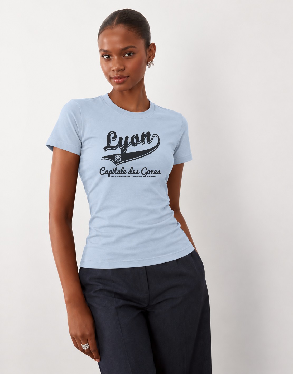 T-Shirt Femme – Lyon — motif Noir — Bleu Ciel (pose-mvgoz310-t7qmpo)