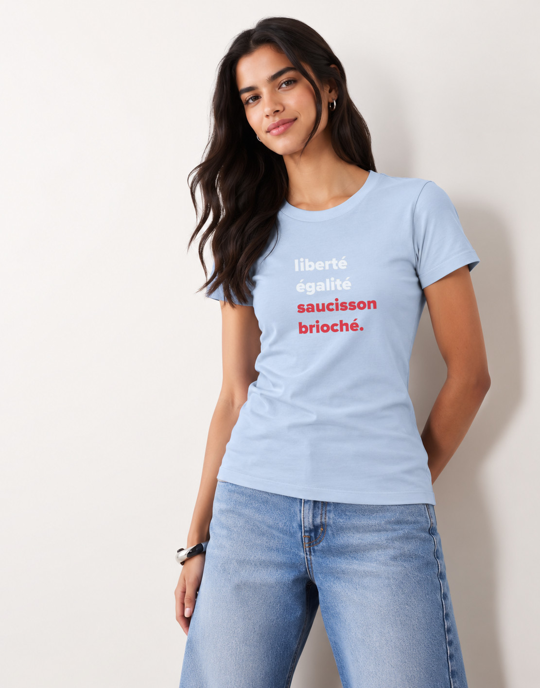 T-Shirt Femme – Liberté Égalité Saucisson Brioché — motif Blanc - rouge — Bleu Ciel (pose-mvgpdni4-10ojvn)