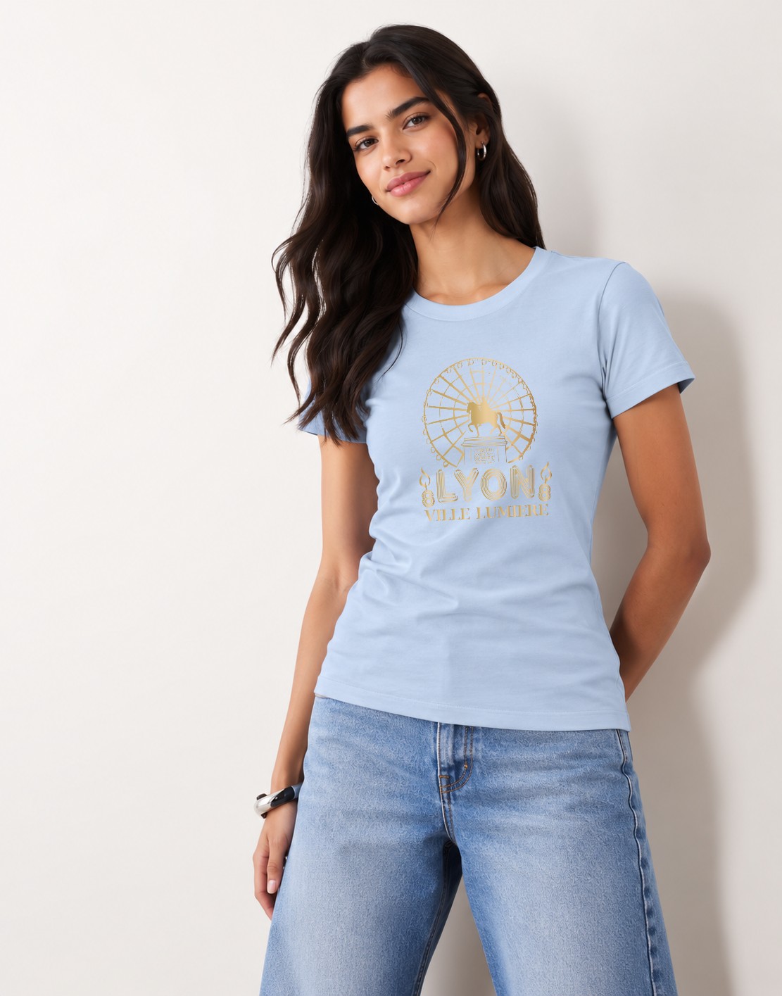 T-Shirt Femme – Lyon Ville Lumière — Bleu Ciel (pose-mvgpdni4-10ojvn)