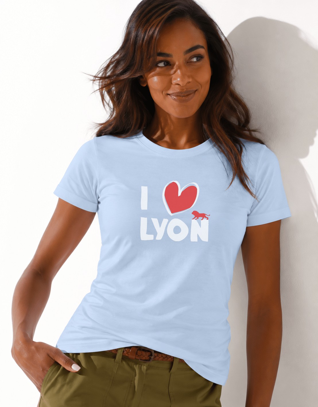T-Shirt Femme – Skyline — motif blanc — Bleu Ciel (pose-studio)