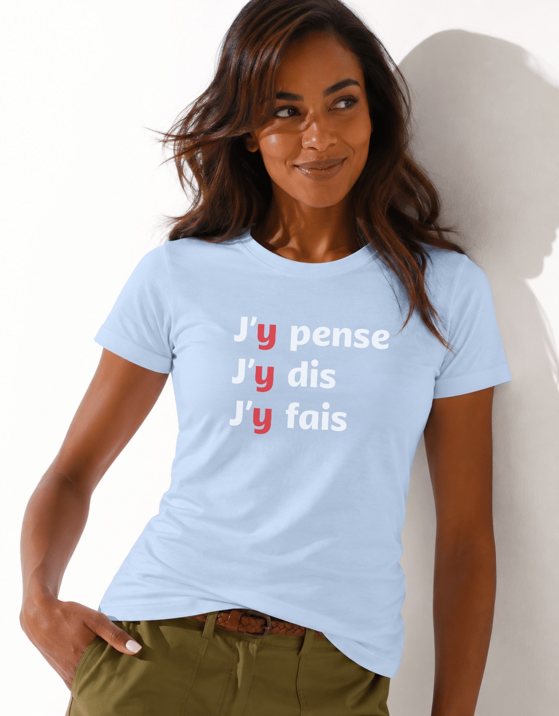 T-Shirt Femme – J'y pense — motif blanc — Bleu Ciel (pose-studio)
