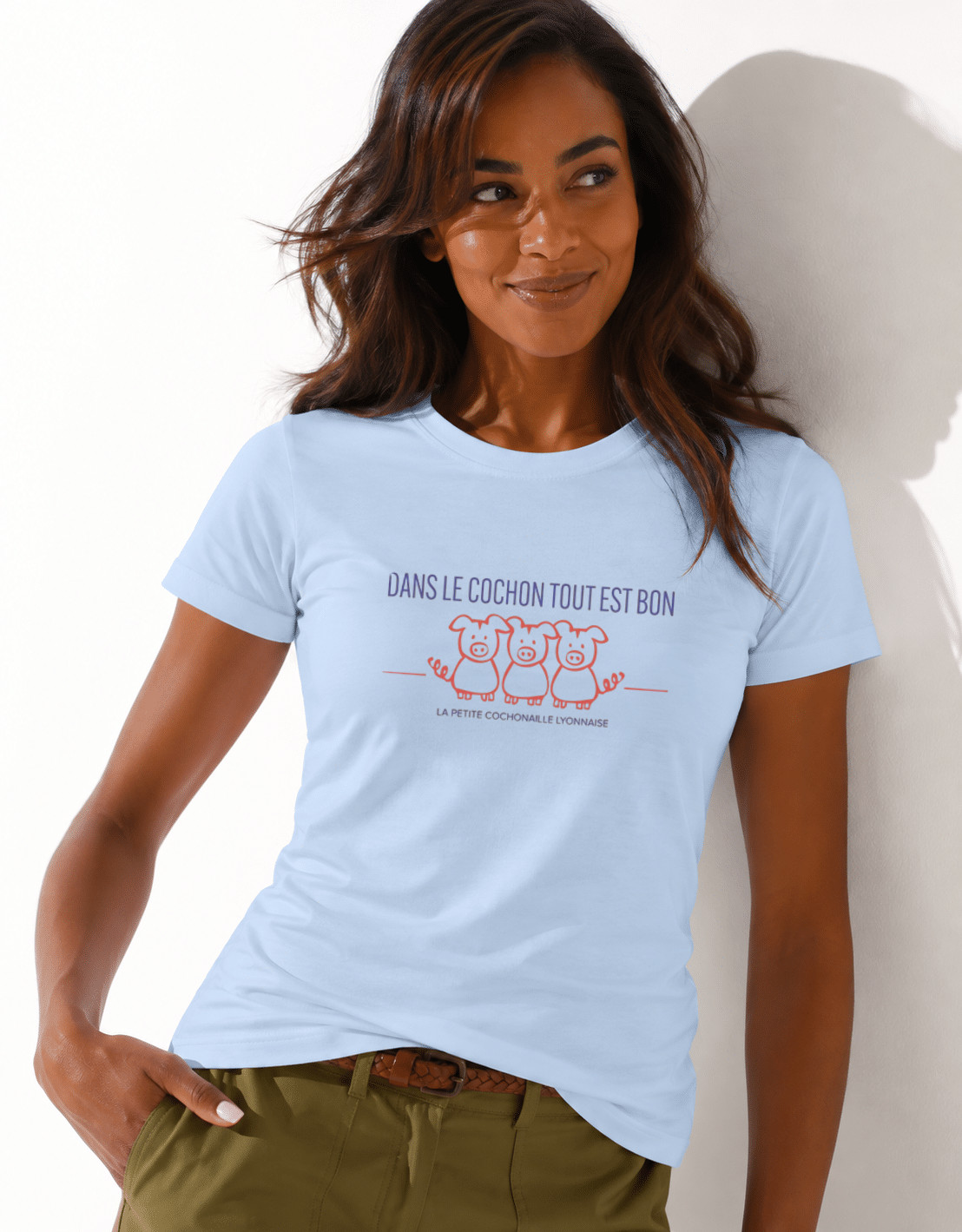 T-Shirt Femme – Dans Le Cochon Tout Est Bon — motif Bleu - rouge — Bleu Ciel (pose-studio)