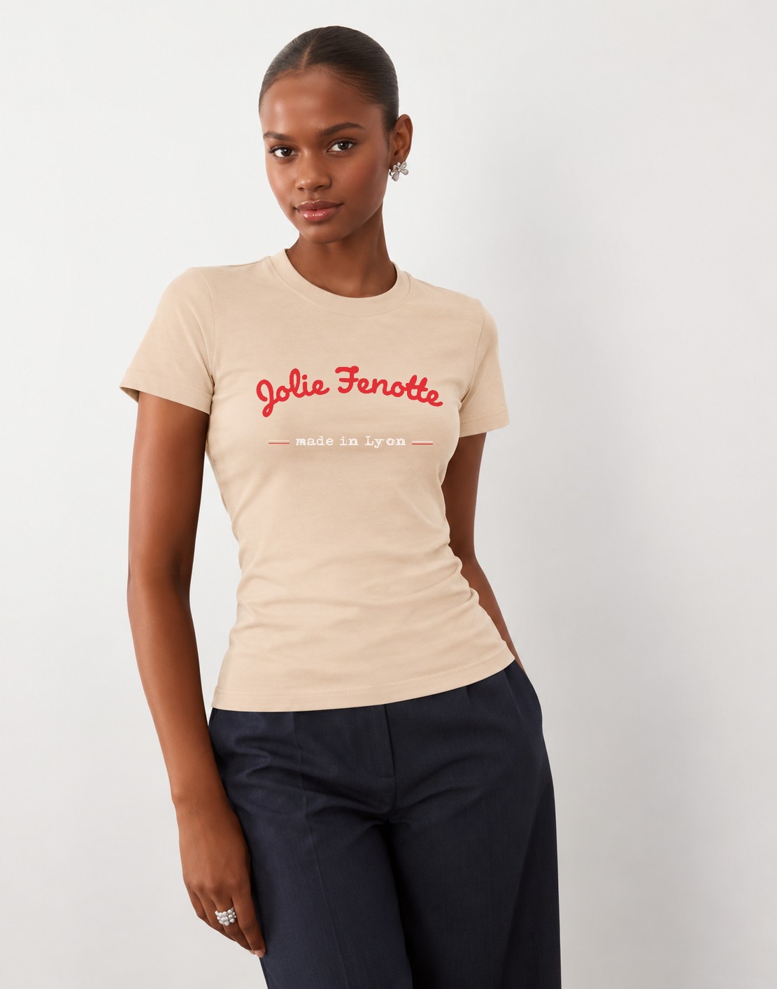 T-Shirt Femme – Jolie Fenotte — motif rouge blanc — Crème (pose-mvgoz310-t7qmpo)