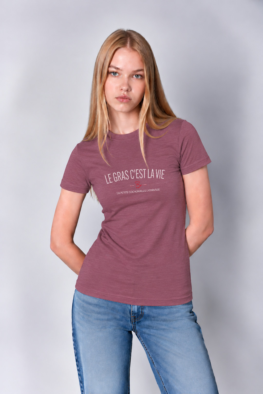 T-Shirt Femme – Le Gras C Est La Vie — motif Blanc - rouge — Dusty Purple (pose-mvgoebtf-m79nhv)