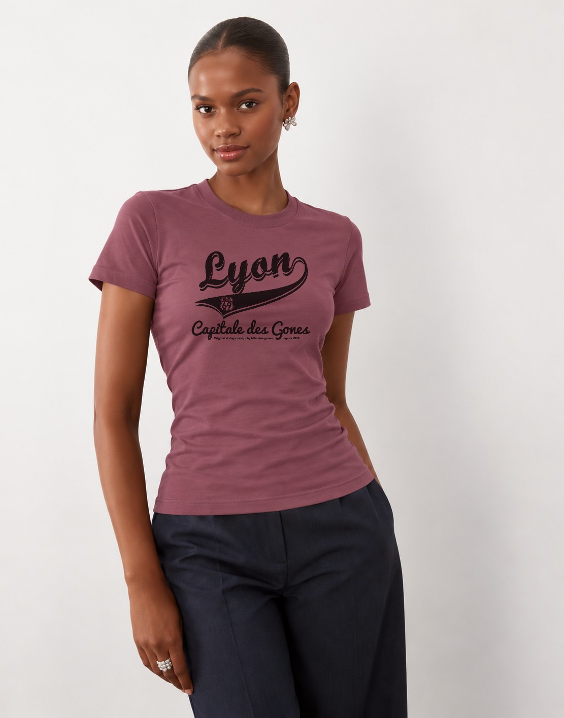 T-Shirt Femme – Lyon — motif Noir — Dusty Purple (pose-mvgoz310-t7qmpo)