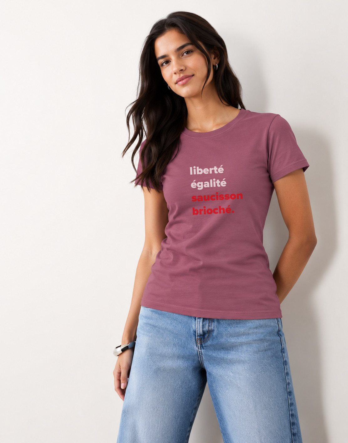 T-Shirt Femme – Liberté Égalité Saucisson Brioché — motif Blanc - rouge — Dusty Purple (pose-mvgpdni4-10ojvn)