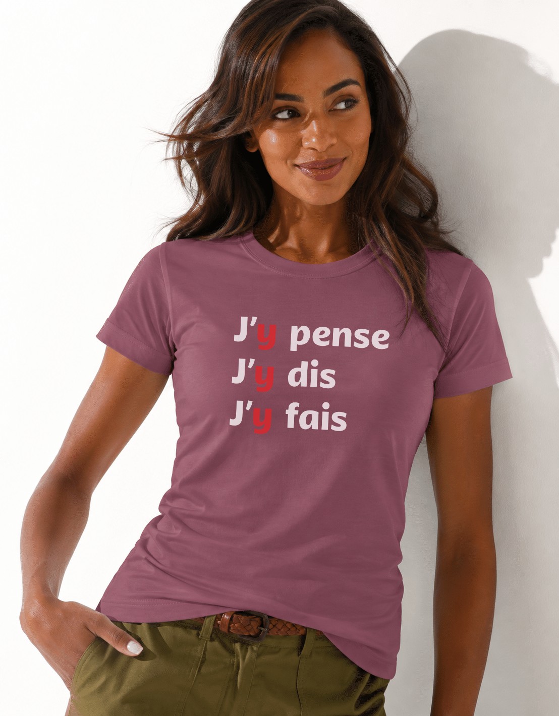 T-Shirt Femme – J'y pense — motif blanc — Dusty Purple (pose-studio)