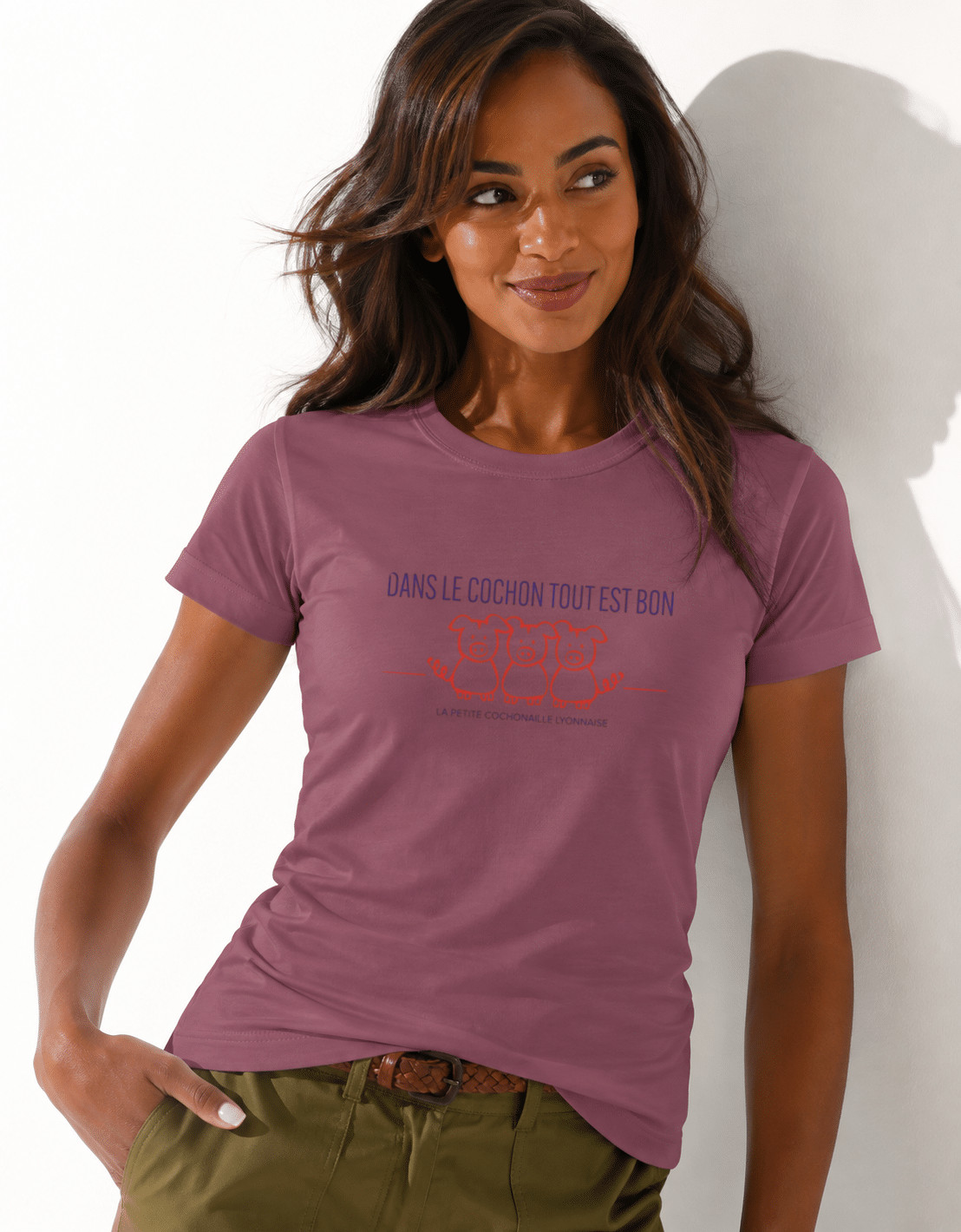 T-Shirt Femme – Dans Le Cochon Tout Est Bon — motif Bleu - rouge — Dusty Purple (pose-studio)