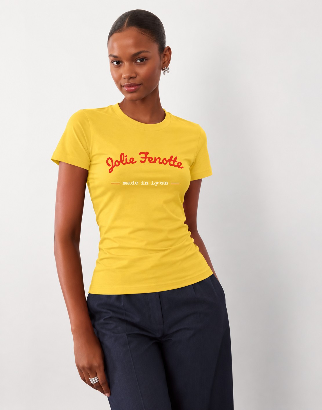 T-Shirt Femme – Jolie Fenotte — motif rouge blanc — Moutarde Chine (pose-mvgoz310-t7qmpo)