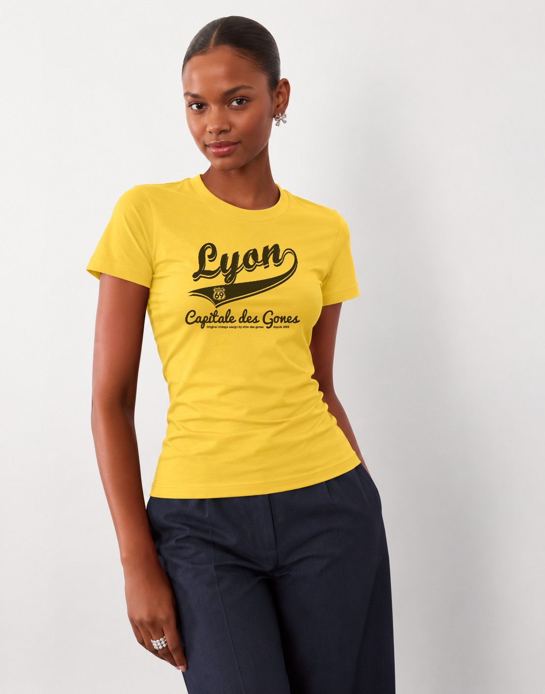 T-Shirt Femme – Lyon — motif Noir — Moutarde Chine (pose-mvgoz310-t7qmpo)