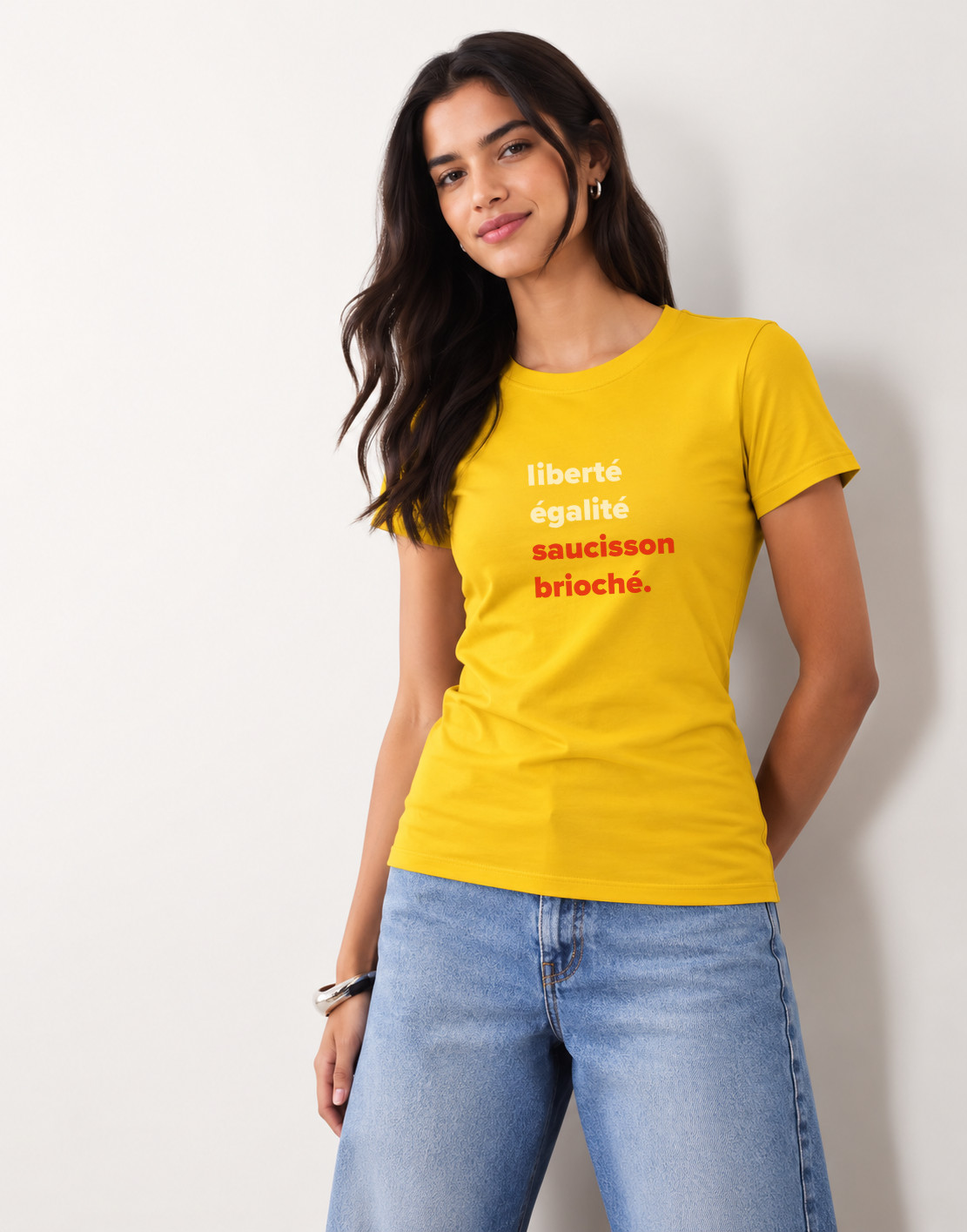 T-Shirt Femme – Liberté Égalité Saucisson Brioché — motif Blanc - rouge — Moutarde Chine (pose-mvgpdni4-10ojvn)