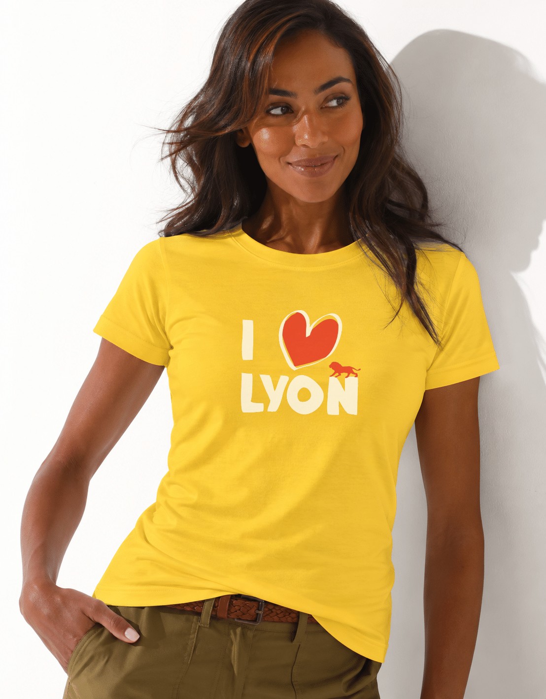 T-Shirt Femme – Skyline — motif blanc — Moutarde Chine (pose-studio)