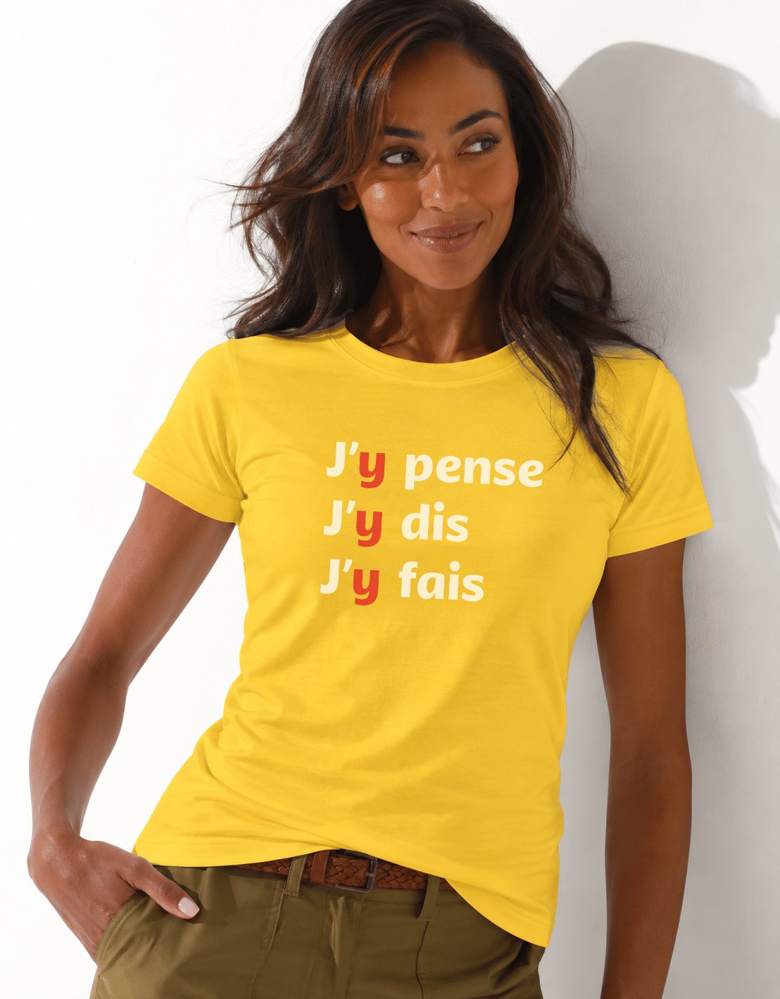 T-Shirt Femme – J'y pense — motif blanc — Moutarde Chine (pose-studio)