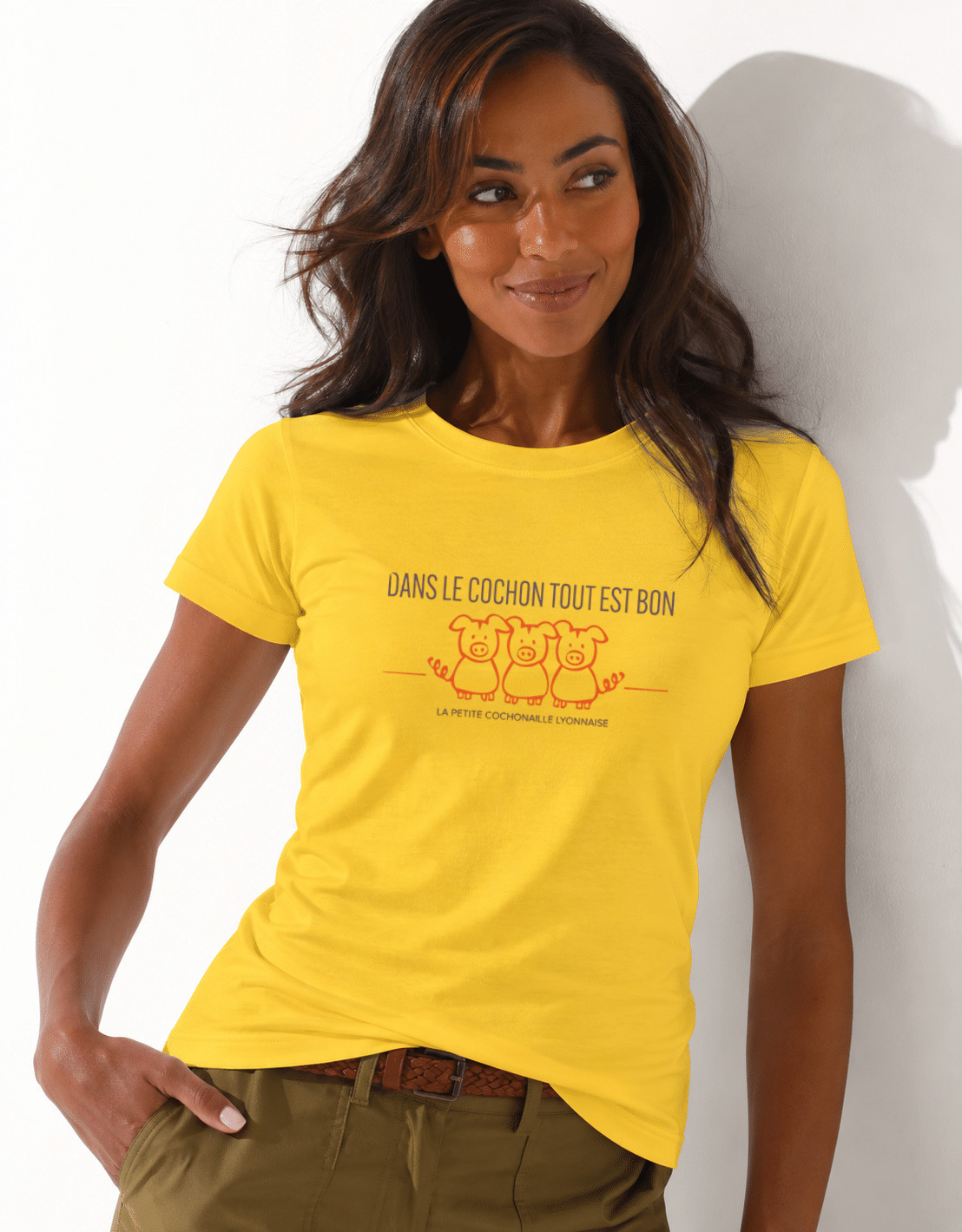 T-Shirt Femme – Dans Le Cochon Tout Est Bon — motif Bleu - rouge — Moutarde Chine (pose-studio)
