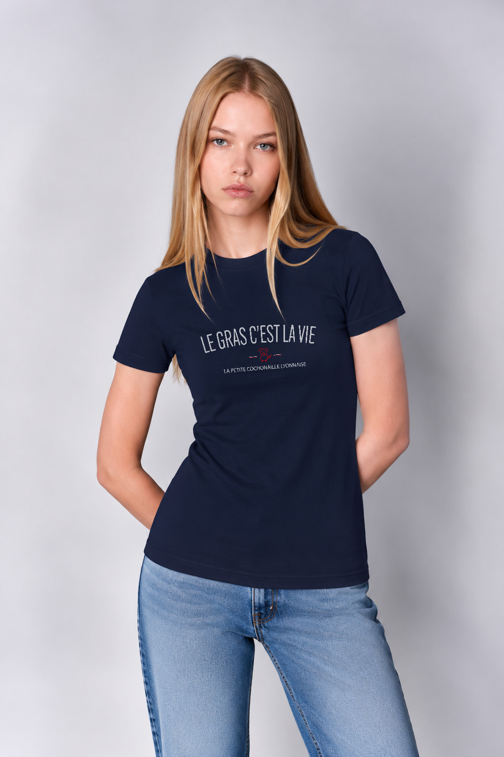 T-Shirt Femme – Le Gras C Est La Vie — motif Blanc - rouge — Navy (pose-mvgoebtf-m79nhv)