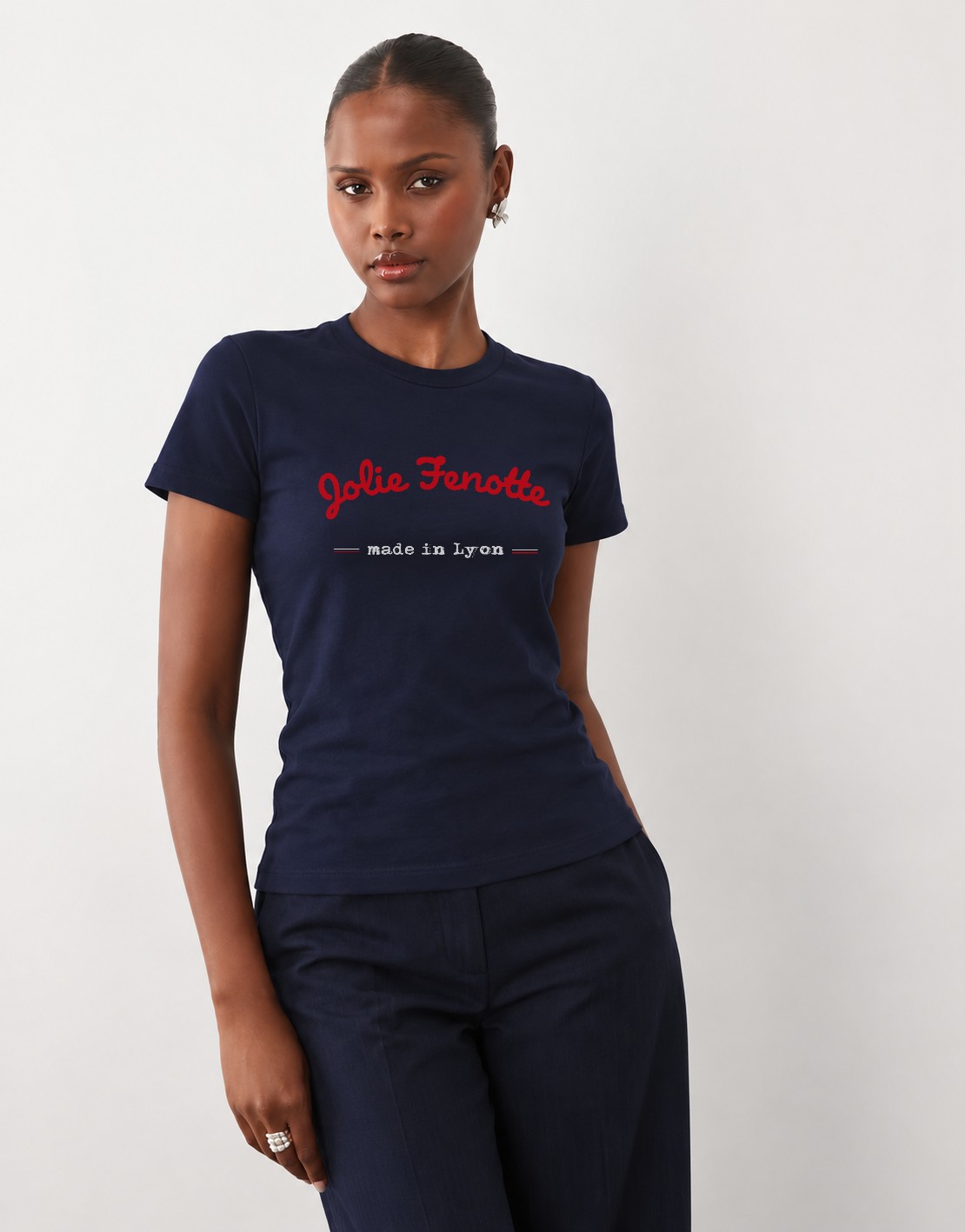 T-Shirt Femme – Jolie Fenotte — motif rouge blanc — Navy (pose-mvgoz310-t7qmpo)