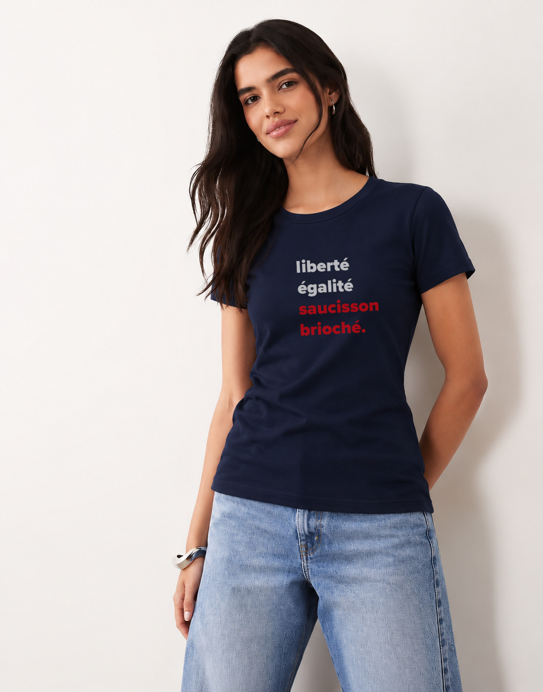 T-Shirt Femme – Liberté Égalité Saucisson Brioché — motif Blanc - rouge — Navy (pose-mvgpdni4-10ojvn)