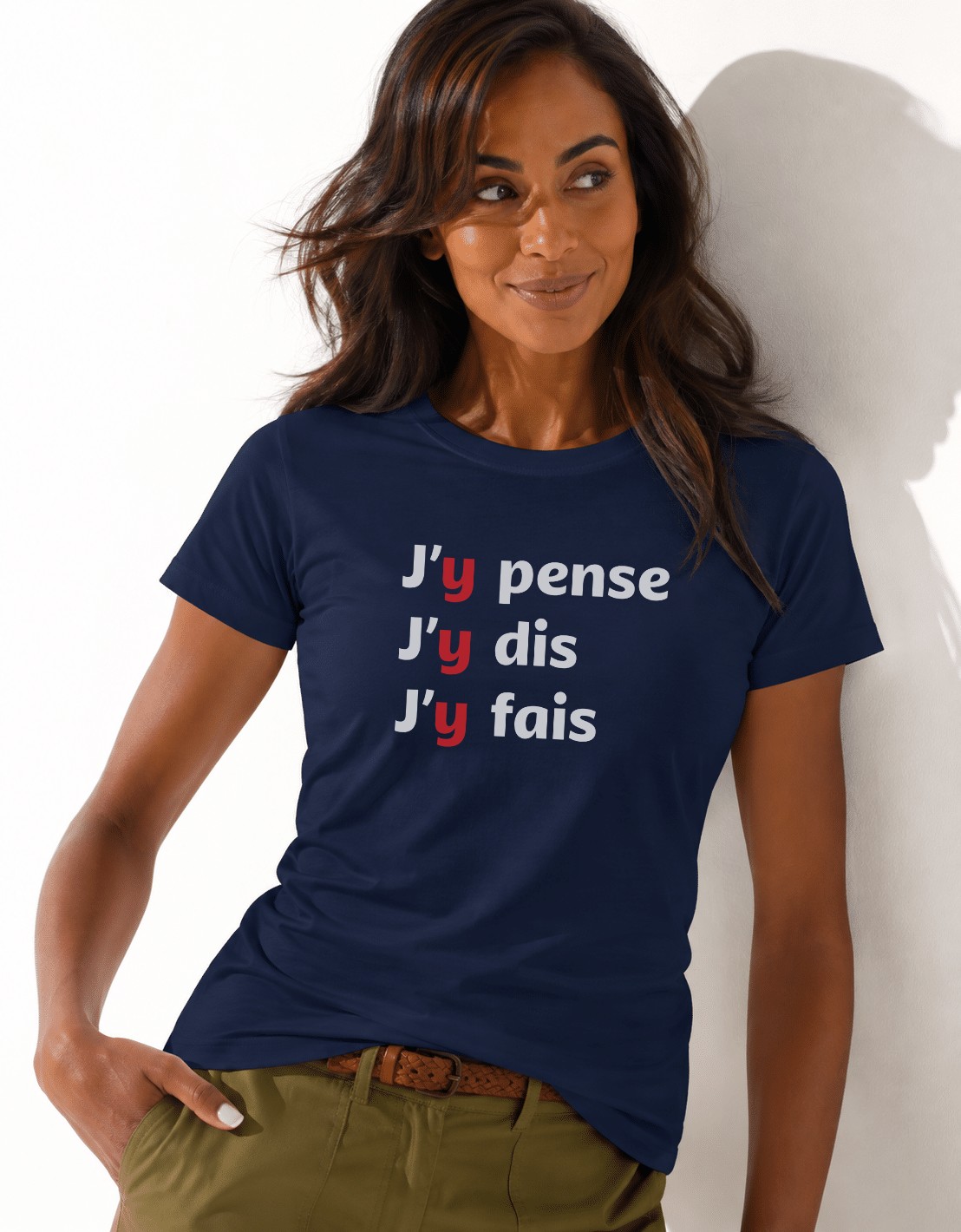 T-Shirt Femme – J'y pense — motif blanc — Navy (pose-studio)