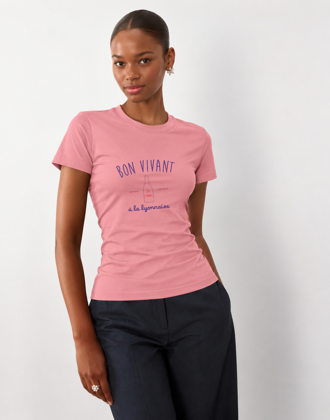T-Shirt Femme – Bon Vivant À La Lyonnaise — motif Bleu - rouge — Pink Vintage (pose-mvgoz310-t7qmpo)