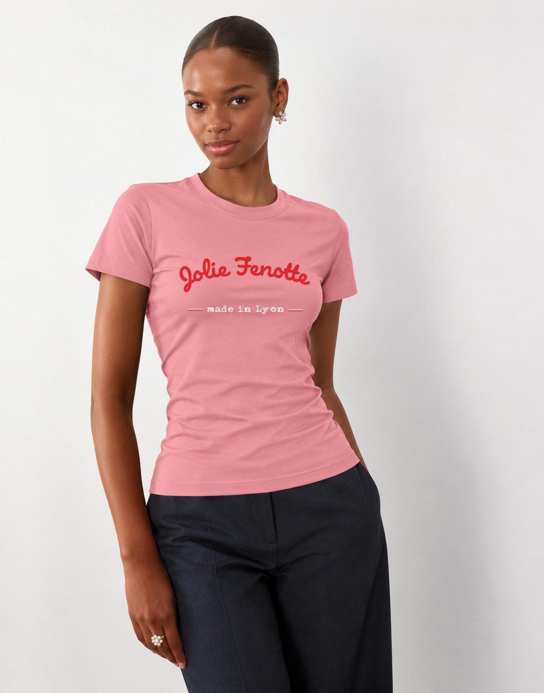 T-Shirt Femme – Jolie Fenotte — motif rouge blanc — Pink Vintage (pose-mvgoz310-t7qmpo)