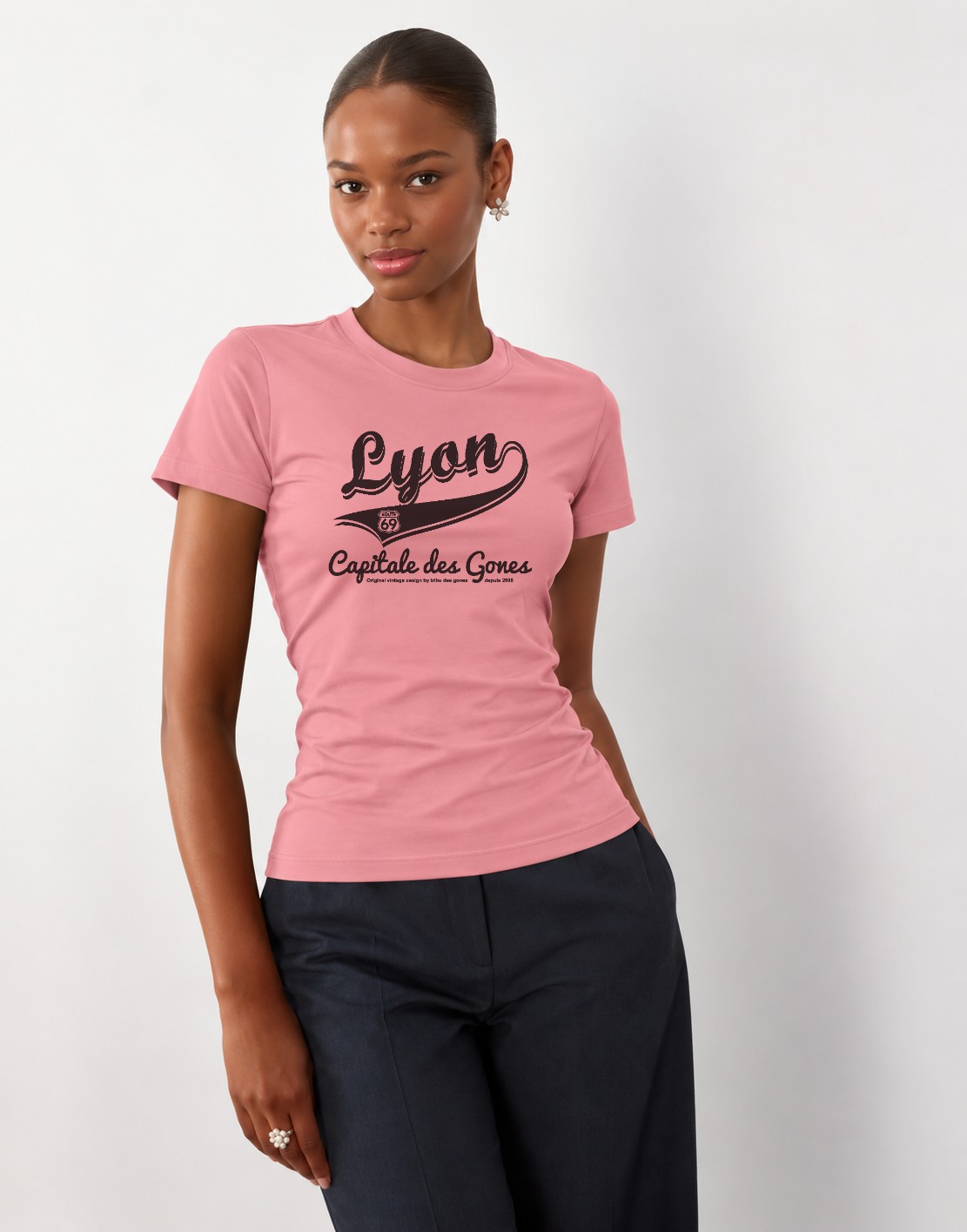 T-Shirt Femme – Lyon — motif Noir — Pink Vintage (pose-mvgoz310-t7qmpo)