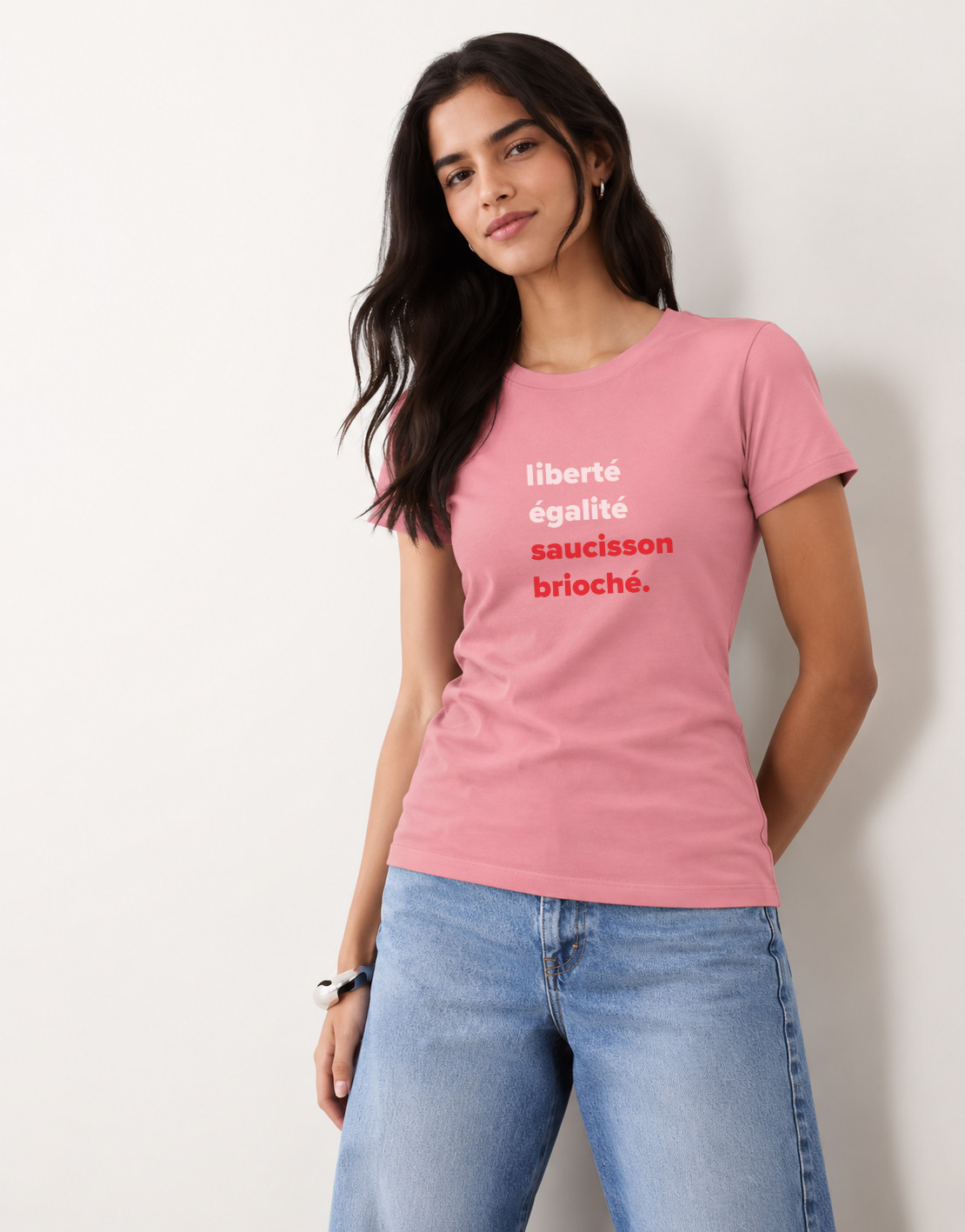 T-Shirt Femme – Liberté Égalité Saucisson Brioché — motif Blanc - rouge — Pink Vintage (pose-mvgpdni4-10ojvn)