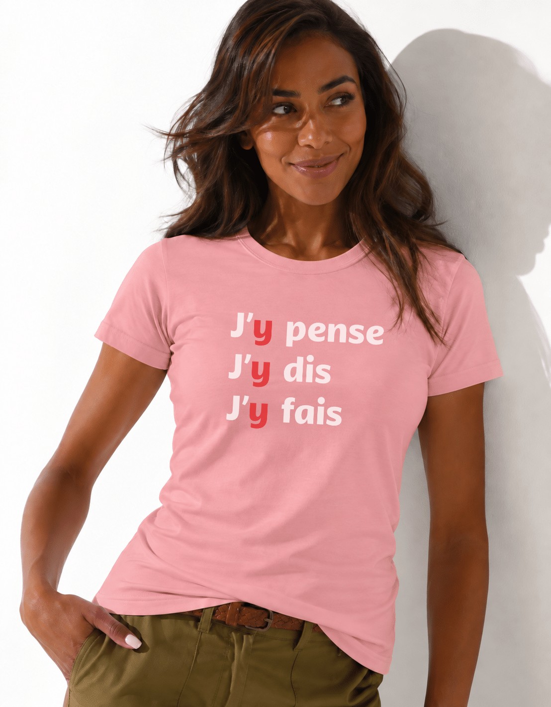 T-Shirt Femme – J'y pense — motif blanc — Pink Vintage (pose-studio)