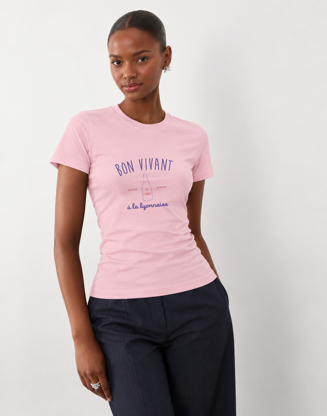 T-Shirt Femme – Bon Vivant À La Lyonnaise — motif Bleu - rouge — Rose Pink (pose-mvgoz310-t7qmpo)