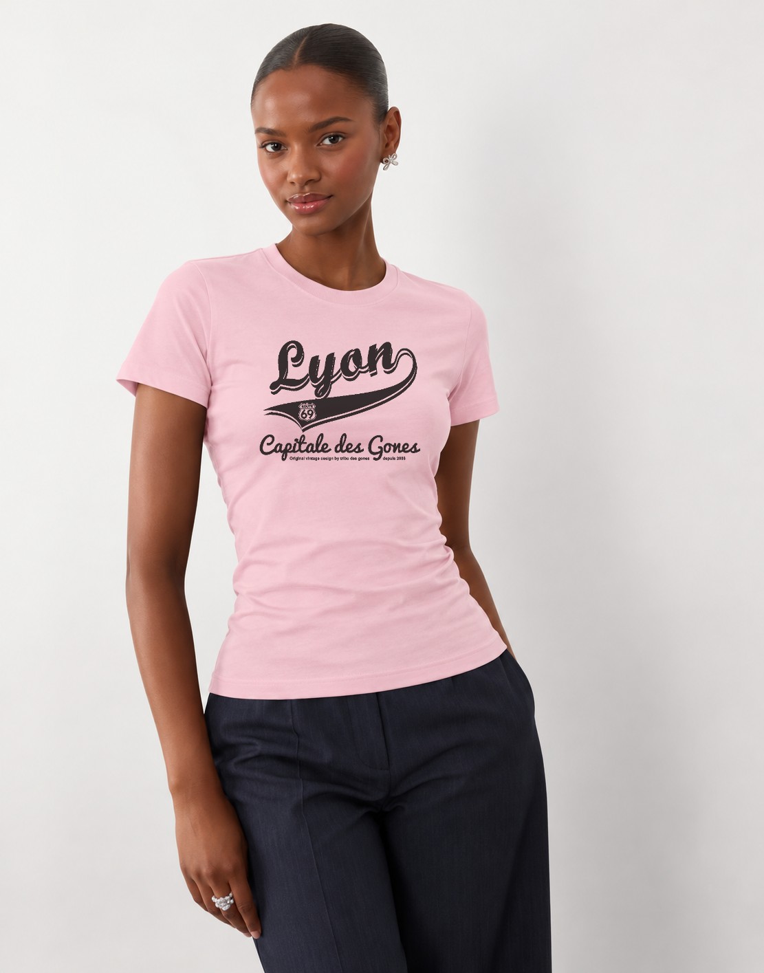 T-Shirt Femme – Lyon — motif Noir — Rose Pink (pose-mvgoz310-t7qmpo)