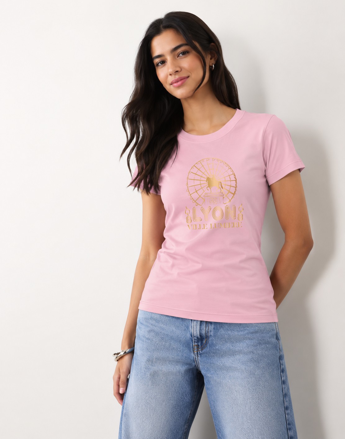T-Shirt Femme – Lyon Ville Lumière — Rose Pink (pose-mvgpdni4-10ojvn)