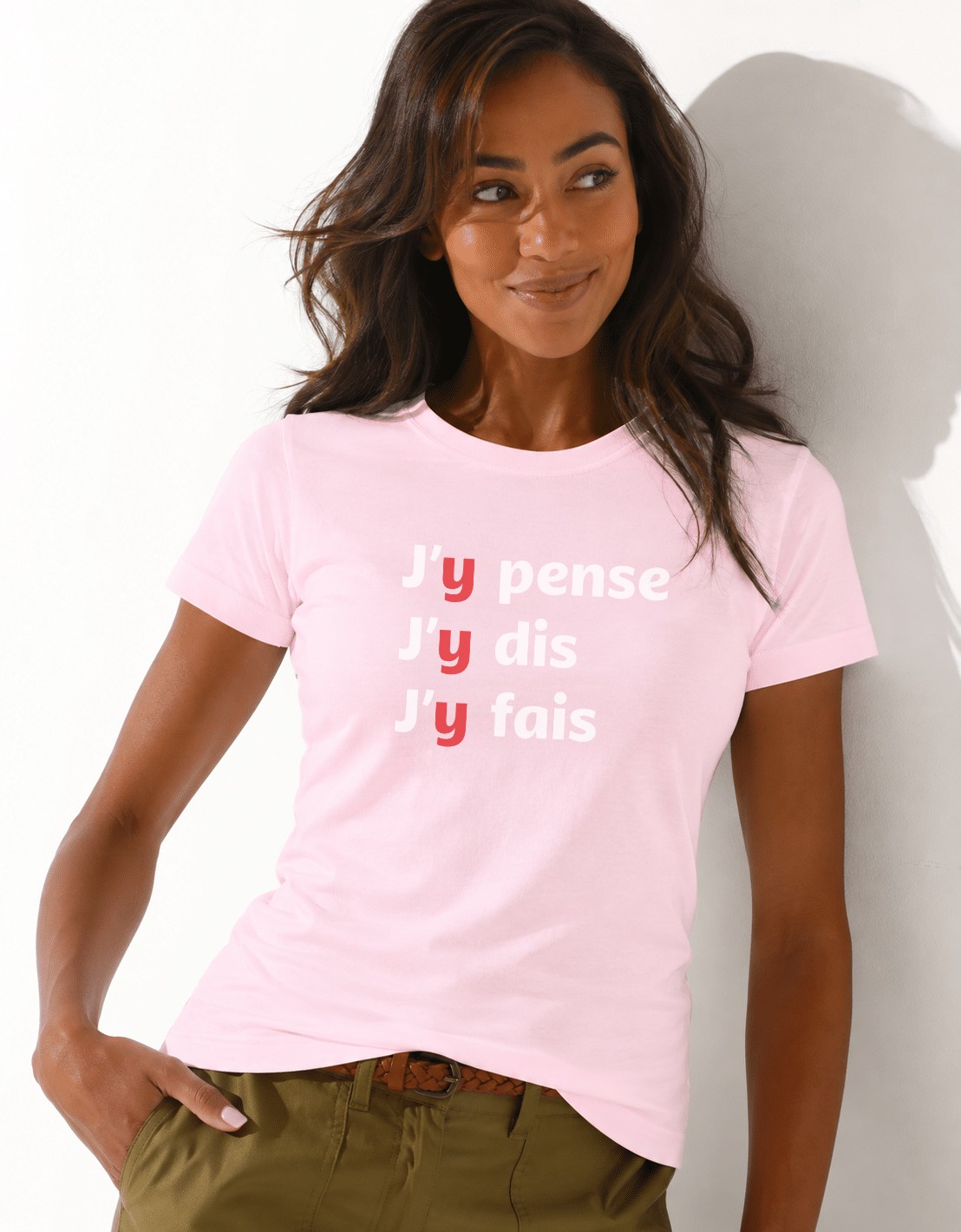 T-Shirt Femme – J'y pense — motif blanc — Rose Pink (pose-studio)