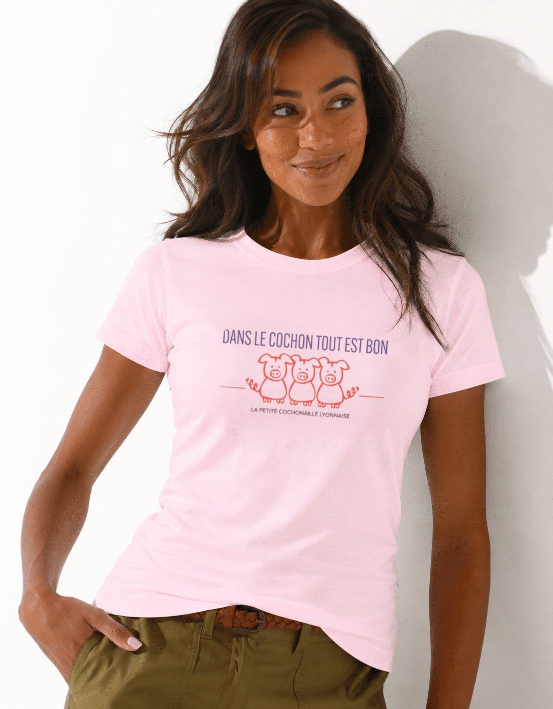 T-Shirt Femme – Dans Le Cochon Tout Est Bon — motif Bleu - rouge — Rose Pink (pose-studio)